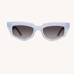 DEZI “on read” sunnies